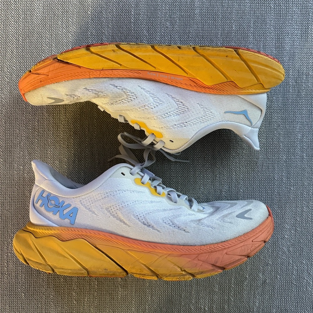Hoka Arahi Sneakers